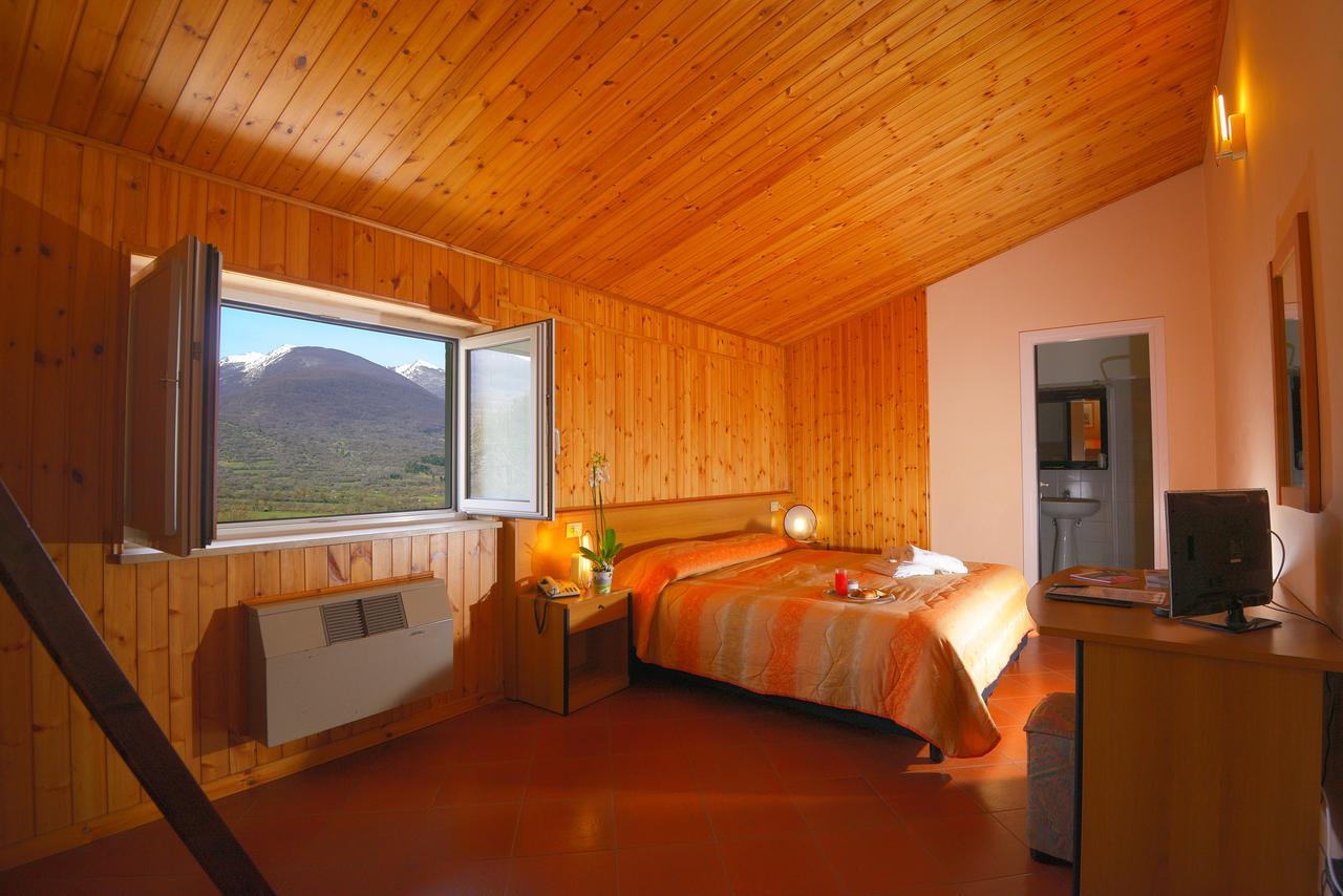 Hotel Holidays Barrea Esterno foto