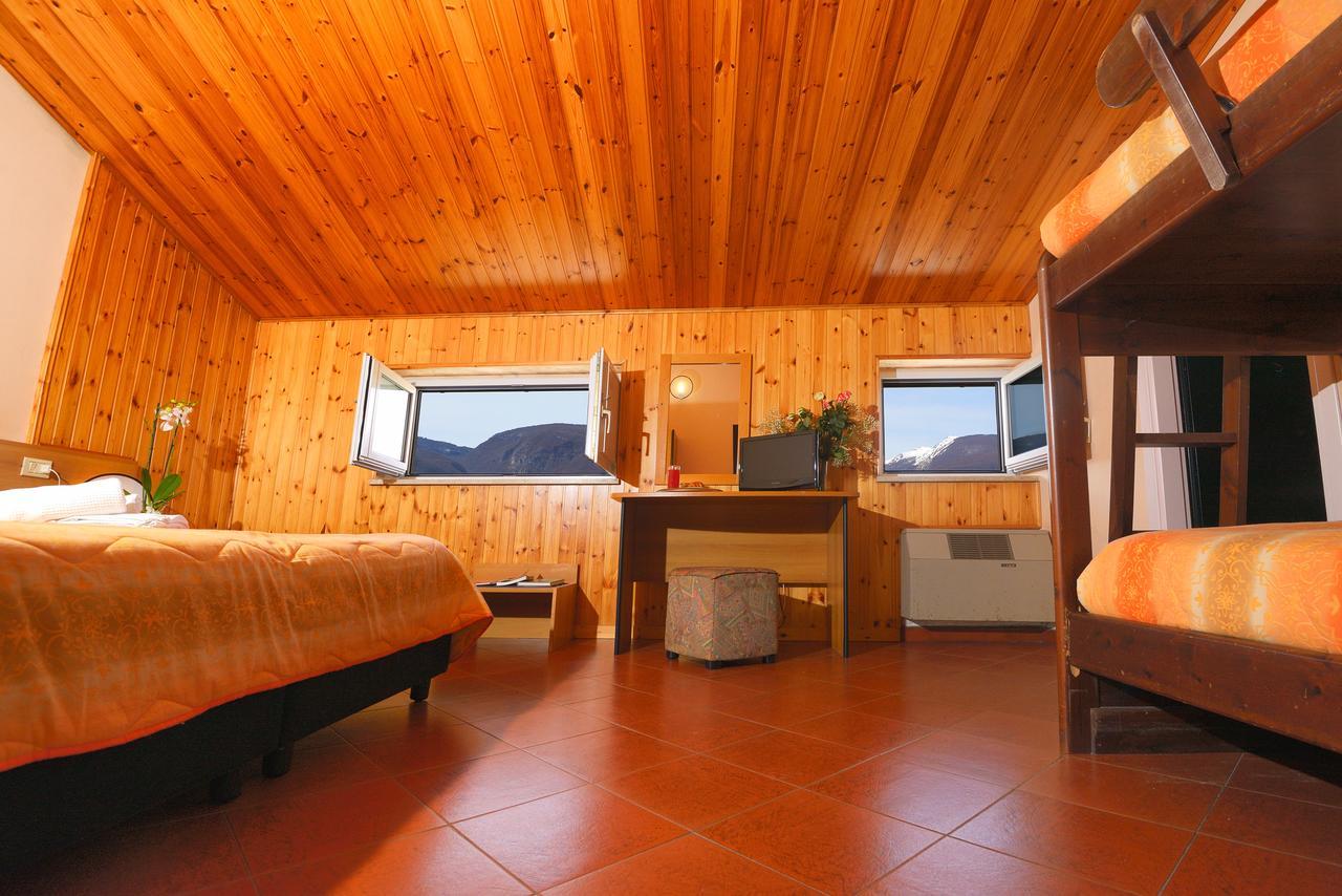 Hotel Holidays Barrea Esterno foto