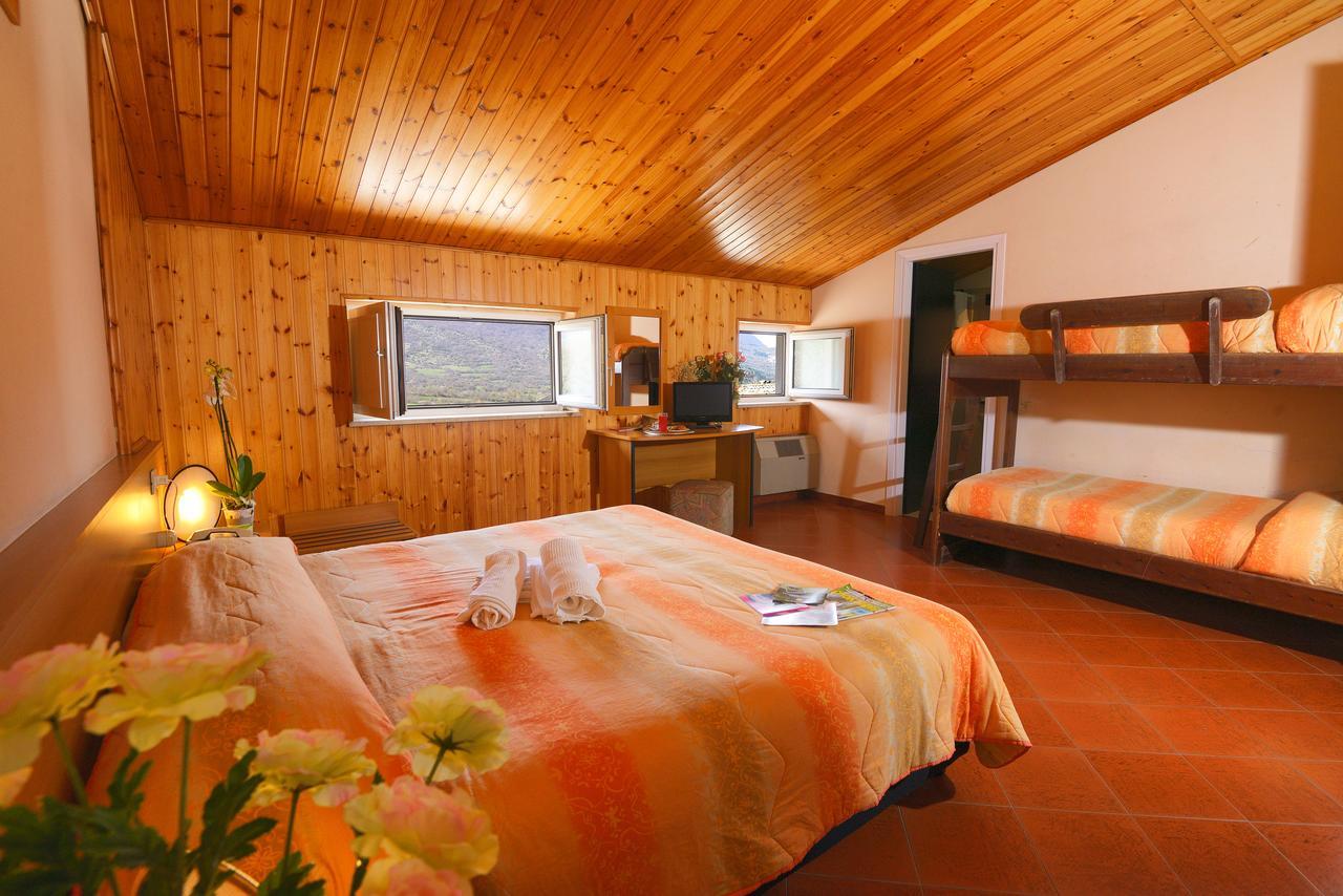 Hotel Holidays Barrea Esterno foto