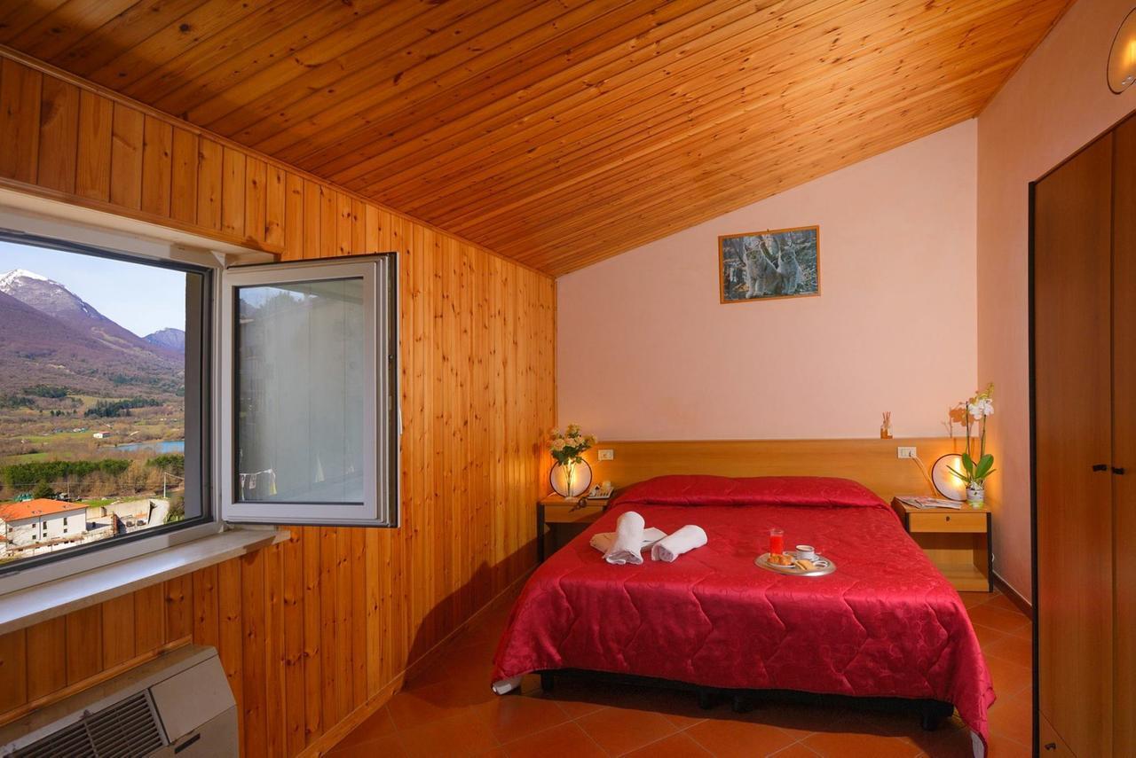 Hotel Holidays Barrea Esterno foto