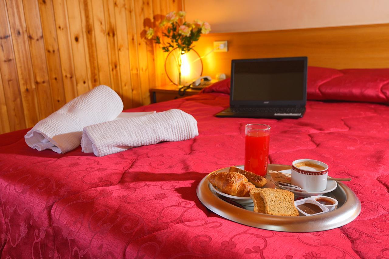 Hotel Holidays Barrea Esterno foto